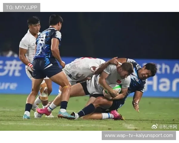 橄榄球赛惊现“怒撞裁判”事件！全场震惊